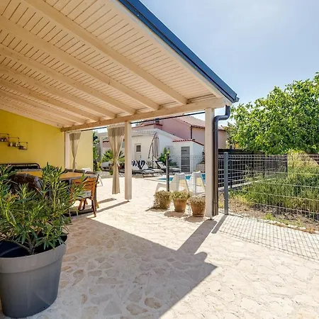 House Crassula * Murter